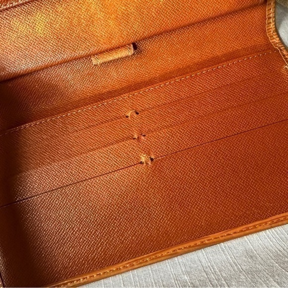 AUTHENTIC Louis Vuitton Monogram wallet/billfold. - Picture 10 of 16